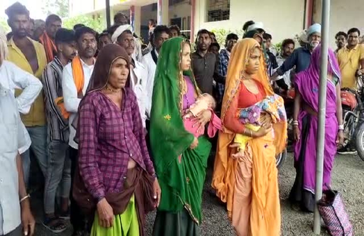 MP News: दागदार हुई खाकी..! TI समेत चार पुलिसकर्मियों ने महिला के घर में घुसकर की ऐसी हरकत, हुए निलंबित