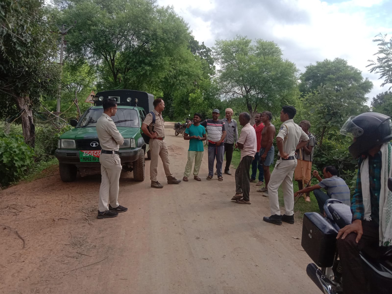 Katani News: खेत में काम कर लौट रहे किसान का बाघ से हुआ सामना, पेड़ पर चढ़कर बचाई जान