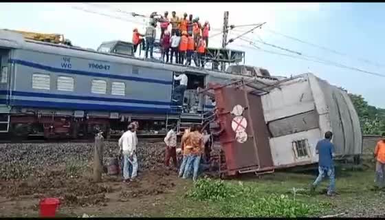 Narsingpur News: विद्युत पोल से टकराकर माल गाड़ी का डिब्बा रेलवे ट्रैक पर पलटा, कपलिंग टूटने से हुआ हादसा