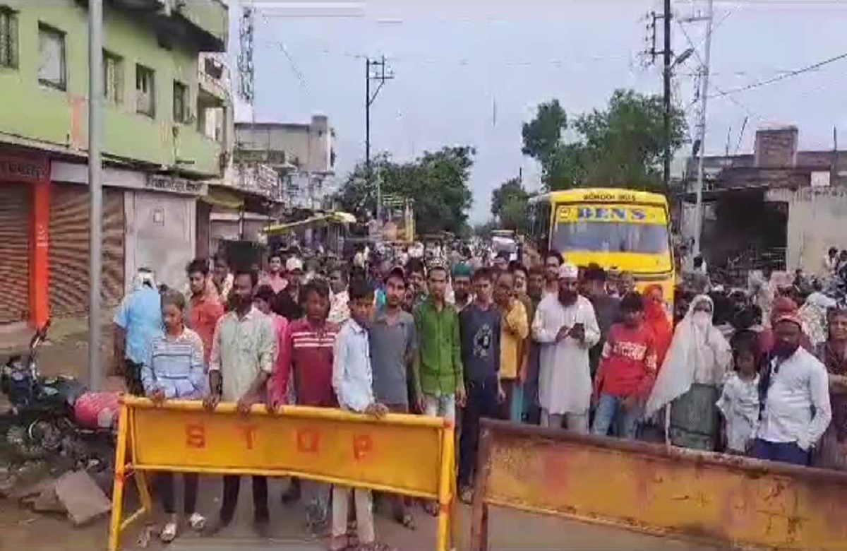 Khandwa News: भारी बारिश से हाहाकार के बीच गहराया जल संकट, विश्वा कंपनी के खिलाफ धरने पर बैठे ग्रामीण