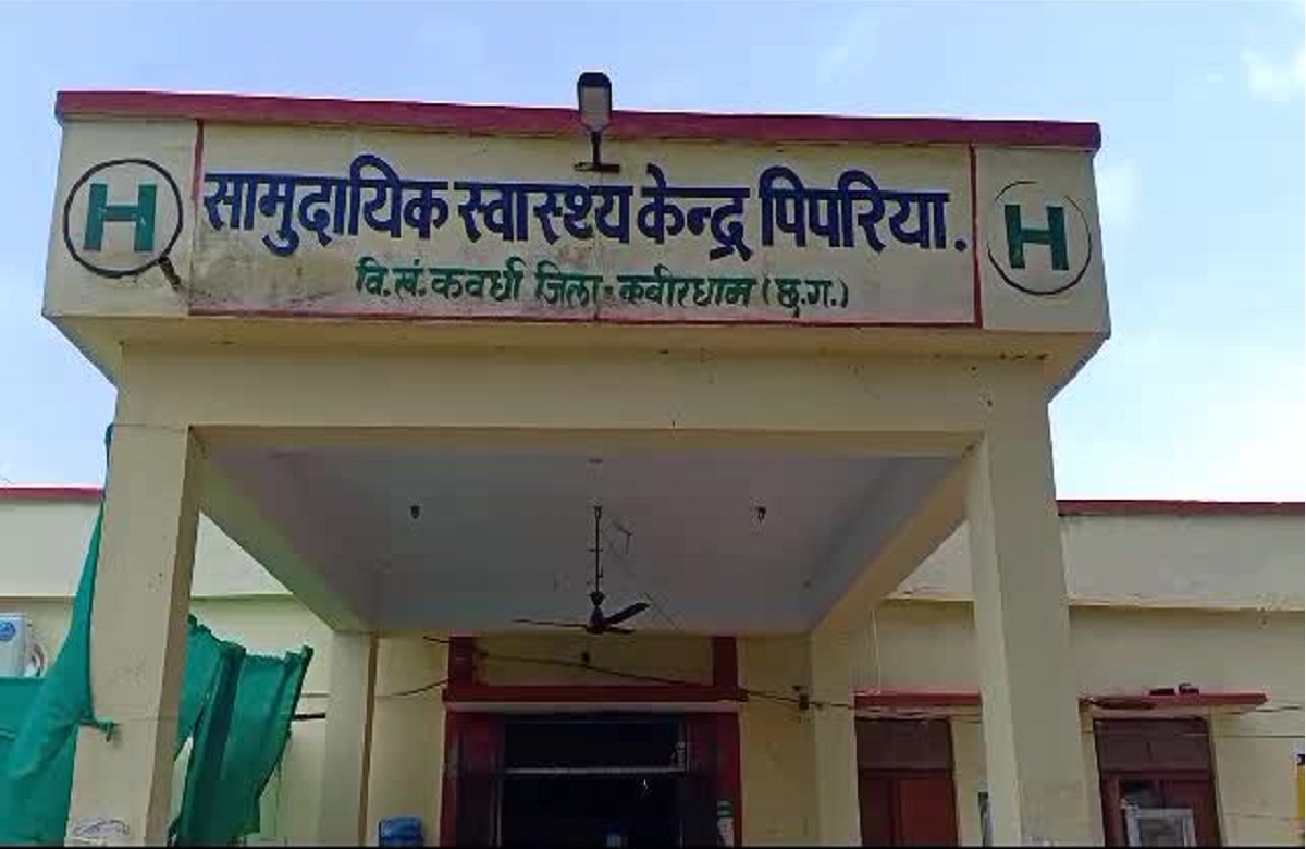 Kawardha News: एक के बाद एक बेहोश होने लगी स्कूली छात्राएं, मची चीख-पुकार, आधा दर्जन से ज्यादा बच्चियां अस्पताल में भर्ती