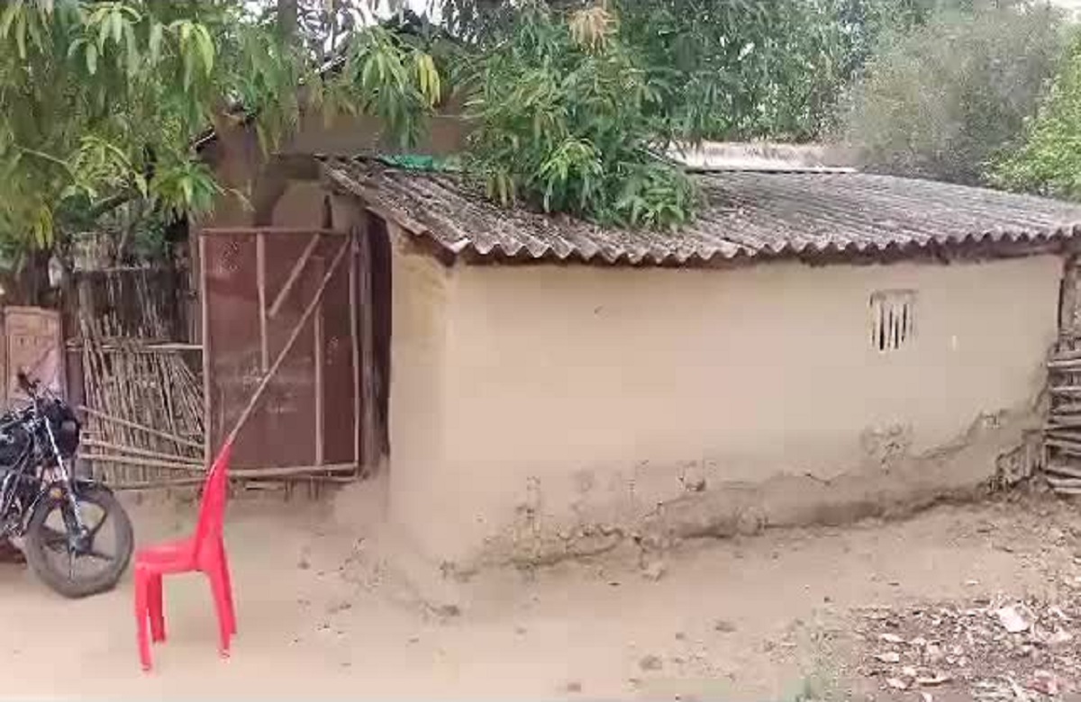 Pakhanjur News: आजादी के 75 साल बाद भी झोपड़ी में अपना भविष्य गढ़ रहे नौनिहाल, सामने आई बड़ी लापरवाही