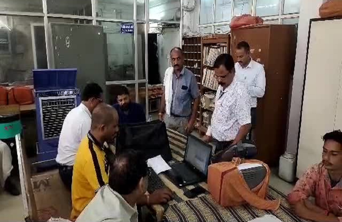 Raisen News: रिश्वत लेते रंगे हाथ पकड़ाया सहायक ग्रेड 3, इस काम के एवज में की थी पैसों की डिमांड