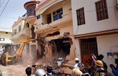 Gwalior News: अक्षया यादव गोलीकांड मामला, मास्टरमाइंड सुमित के मकान पर चला बुलडोजर मां ने कहा सुमित को सजा दी जाए