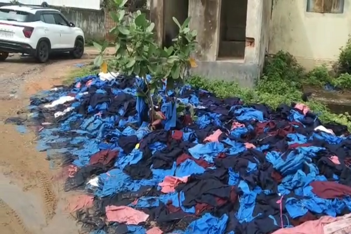 CG: सरकारी दफ्तर के पास कूड़े में पड़े मिले स्कूली ड्रेस के कपड़े, शिक्षा विभाग की लापरवाही उजागर