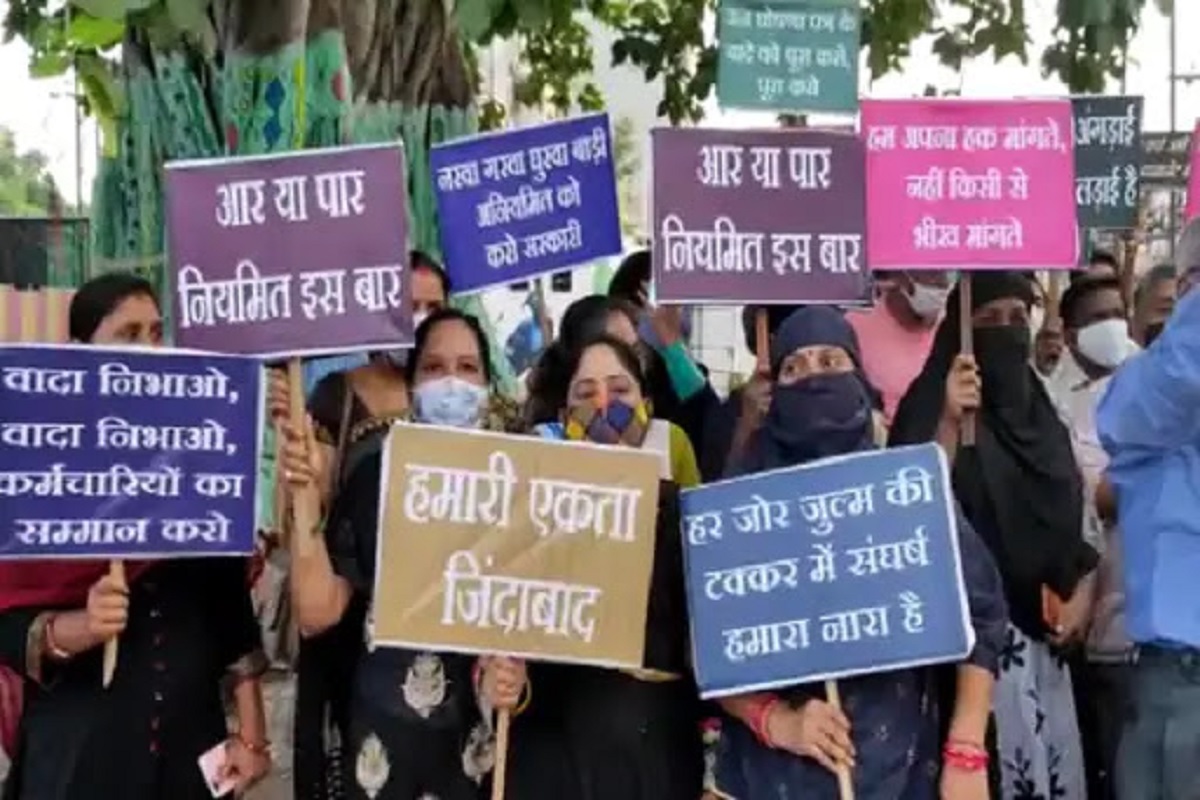 रायपुर: सरकार और संविदा कर्मचारी आमने-सामने, तहसीलदार लेने पहुंचे ज्ञापन तो प्रर्शनकारियों ने फाड़ दी कॉपी