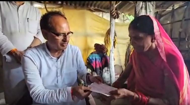 Narsingpur News: CM शिवराज ने अपना काफिला रोक पहुंचे गरीब की झोपड़ी में, बहन को दिया खास तोहफा कहा- भाई को चाय तो पिलाओ