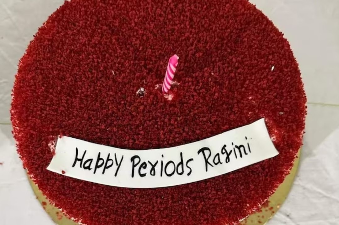 बेटी को आया पहली बार पीरियड्स, जश्न में डूबे परिजन, काटा केक, मनाई गई जोरदार पार्टी..