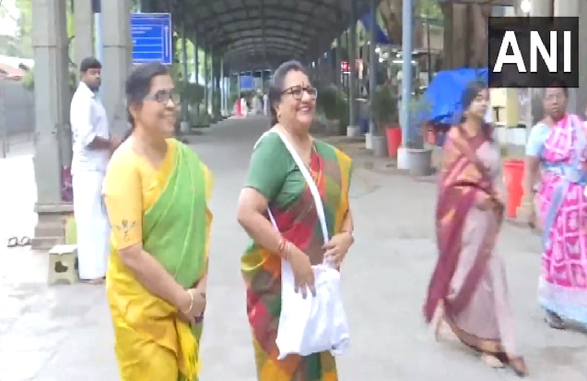 चंद्रयान-3 के लघु मॉडल के साथ वेंकटचलपति मंदिर पहुंची वैज्ञानिकों की टीम, की पूजा-अर्चना