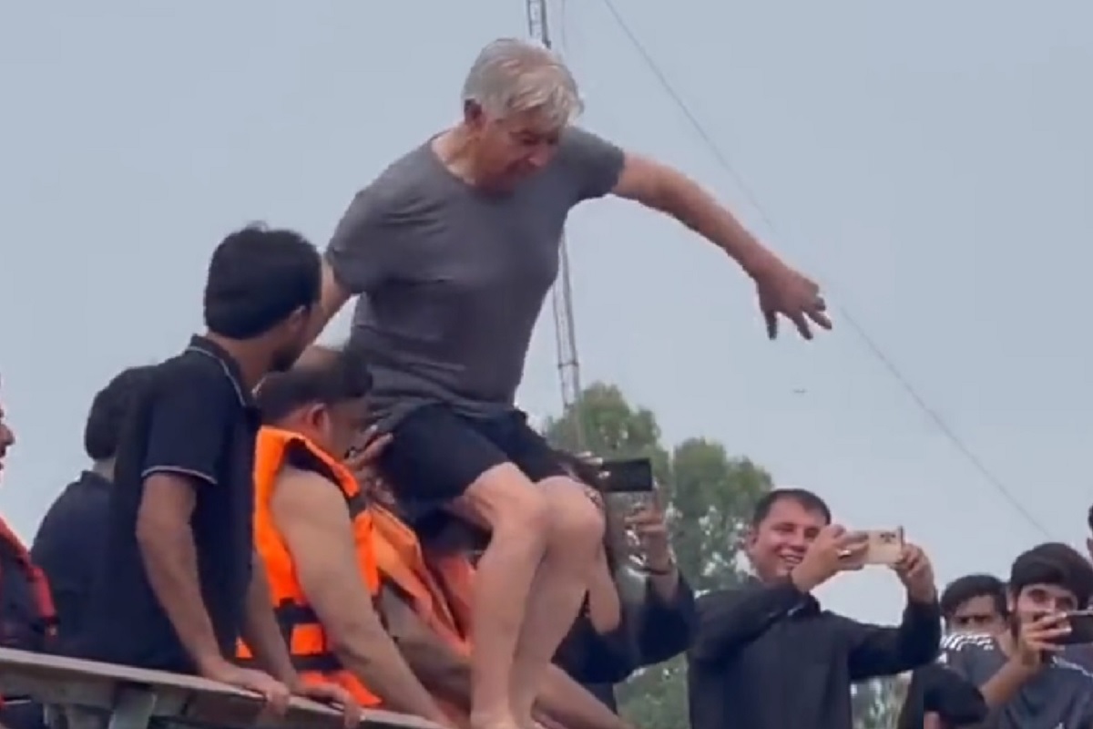 नहर में कूद गए पाकिस्तान के रक्षा मंत्री, इस चीज ने कर दिया था उन्हें खासा परेशान, देखें Video..