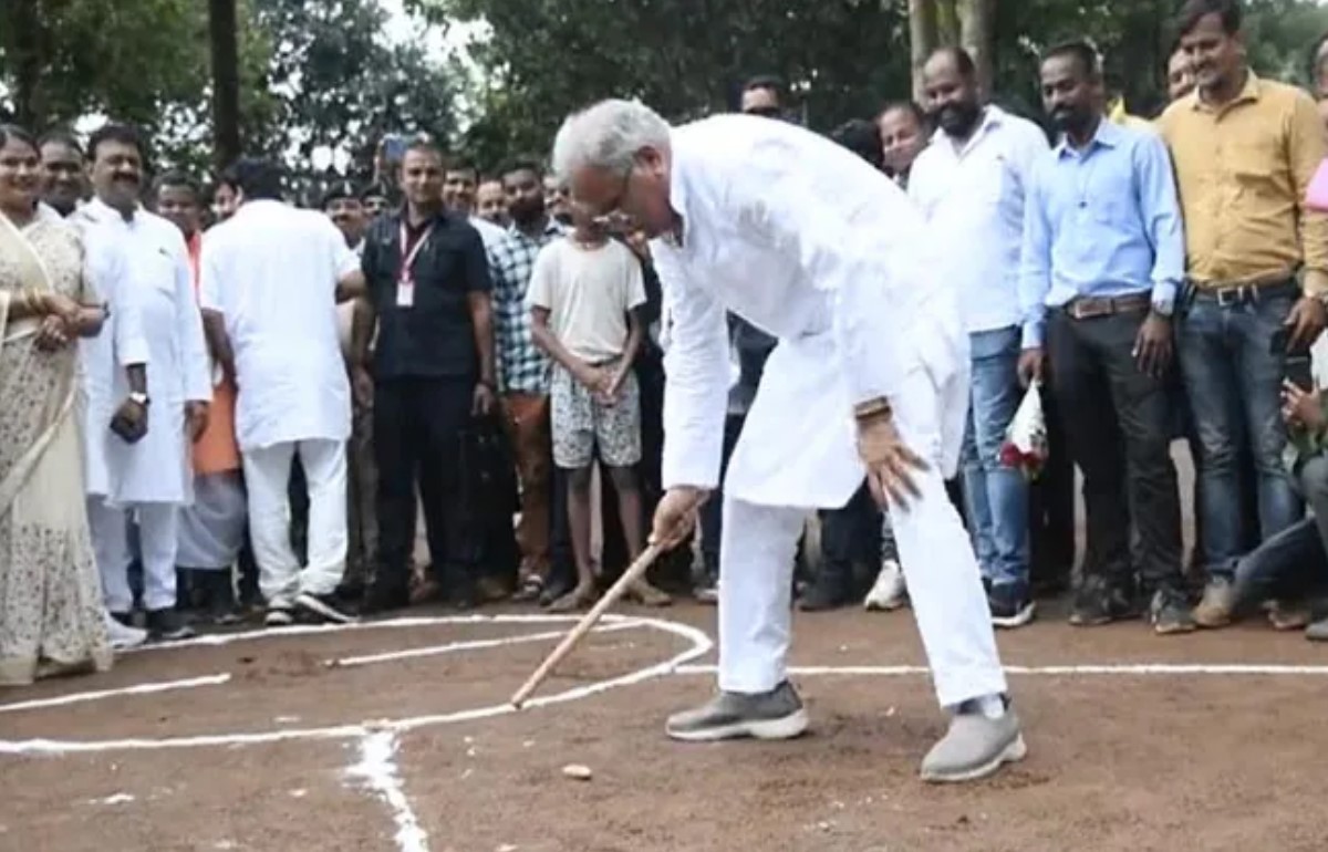 Chhattisgarhiya Olympics 2023: पुराने खिलाड़ी हो कका…! एक ही शॉट में ‘गिल्ली’ को पहुंचा दिया स्टेडियम के बाहर, देखिए सीएम भूपेश बघेल का खिलाड़ी अवतार