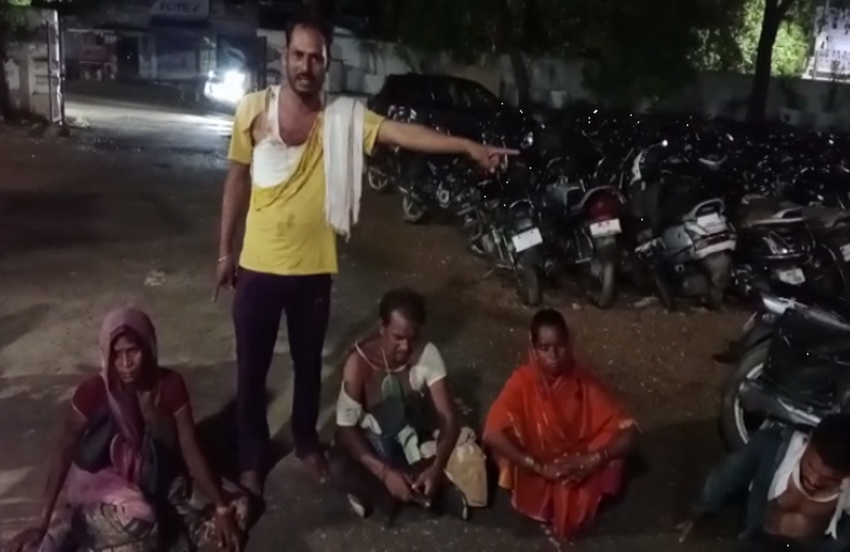 मुस्लिम युवक ने आदिवासी परिवार को क्यों चटवाए तलवे? सामने आई ये वजह, देखिए सनसनीखेज वीडियो