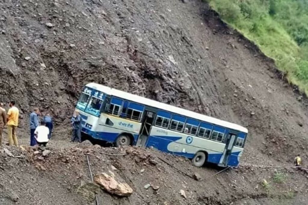 tourists stranded in Himachal Pradesh