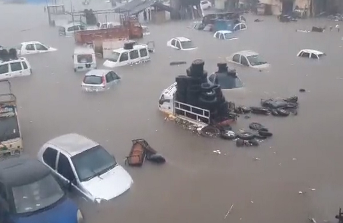 आफत बना मानसून, बारिश की वजह से पानी-पानी हुआ शहर, बाढ़ से प्रभावित 70 लोगों को किया सुरक्षित