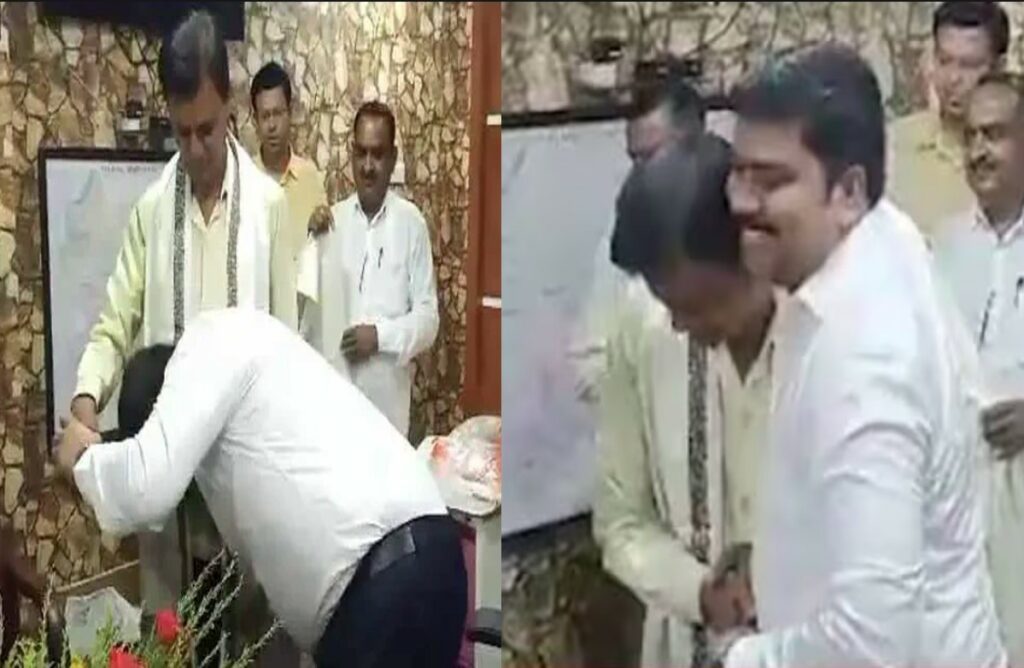 IAS touched the feet of his office peon after transfer