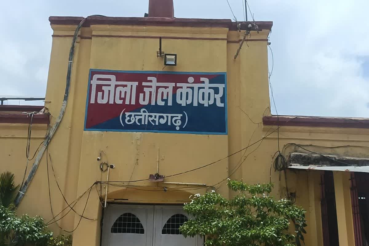 Kanker News: नप गए ASI समेत 9 लापरवाह पुलिसकर्मी, बलात्कार का आरोपी हो गया था फरार, SP ने किया सस्पेंड