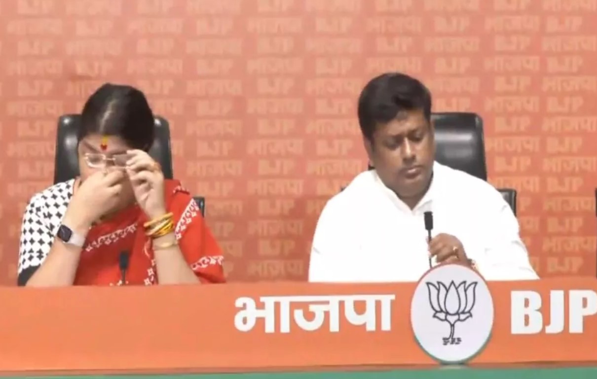 पश्चिम बंगाल से भी सामने आया महिलाओं को निर्वस्त्र कर सरेआम घुमाने का मामला, याद कर रो पड़ीं BJP सांसद लॉकेट चटर्जी