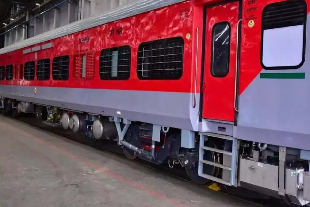 फिर से 17 ट्रेने रद्द, तीन का बदला गया रुट, पटरी पर नहीं लौट रही रेलवे की चरमराई व्यवस्था