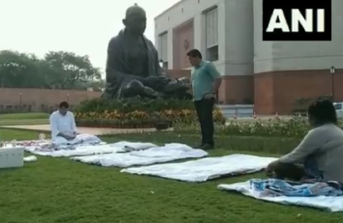 AAP सांसद के निलंबन पर बवाल, संसद परिसर में विपक्षी सांसदों का धरना जारी, बोले- जब तक निलंबन वापस नहीं होगा…