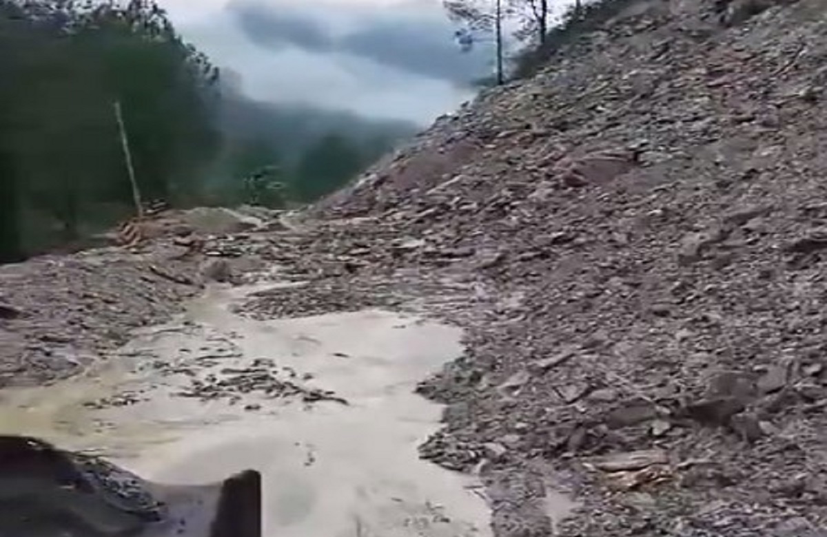 प्रदेश में भारी बारिश के बाद ​​सड़कों पर आया मलबा, तीन दिन के लिए NH बंद, ठप हुई वाहनों की आवाजाही