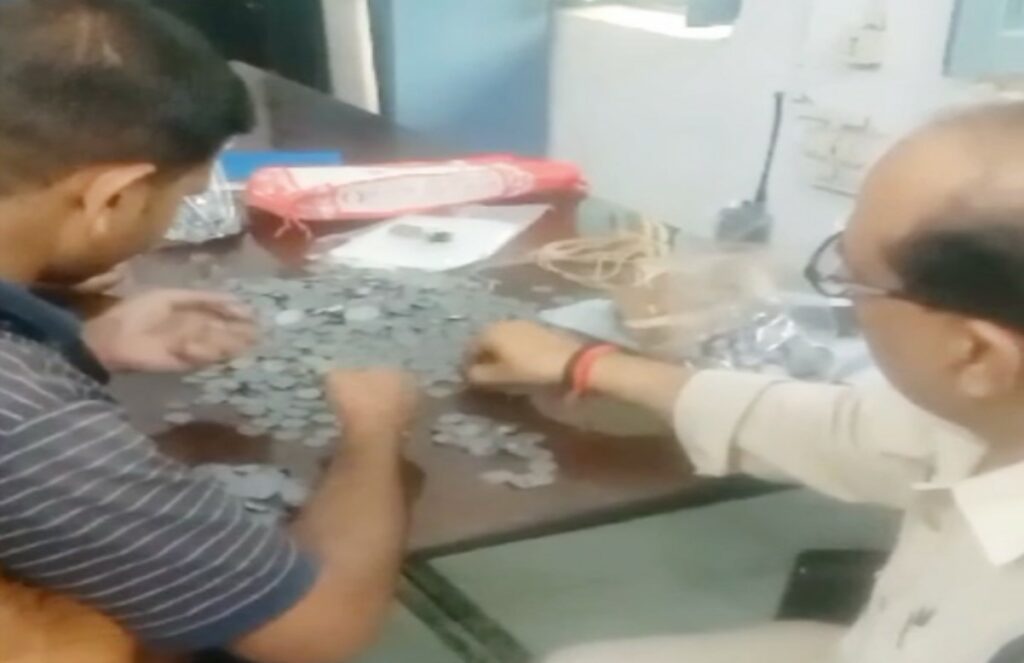 do Bori Sikke Lekar thane Pahucha Yuvak