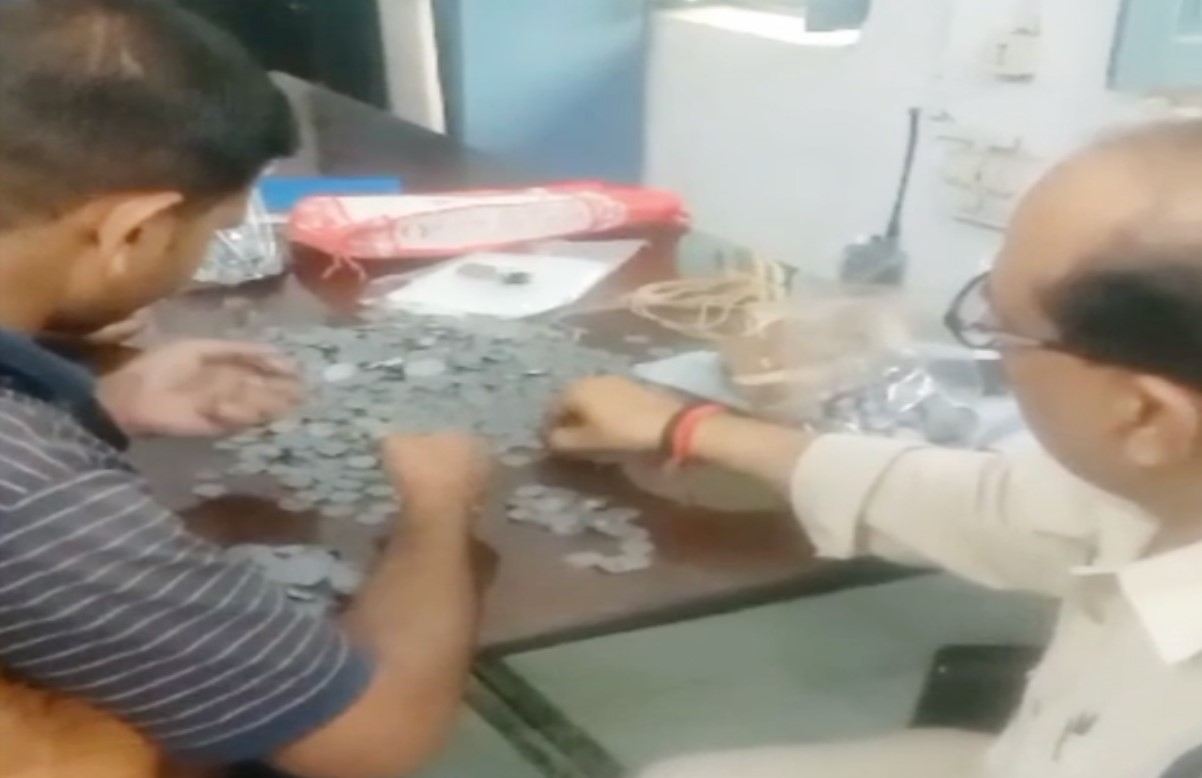 मिठाई दुकान वाले का वारंट निकालना पुलिस को ही पड़ गया भारी, थाने में बैठाकर गिनवा दिए दो बोरी चिल्लर