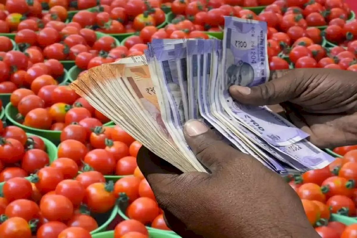 टमाटर के लिए बैंक से लोन, सब्जियों की कीमतों से परेशान थे सभी, एकराय होकर पहुंच गए बैंक..