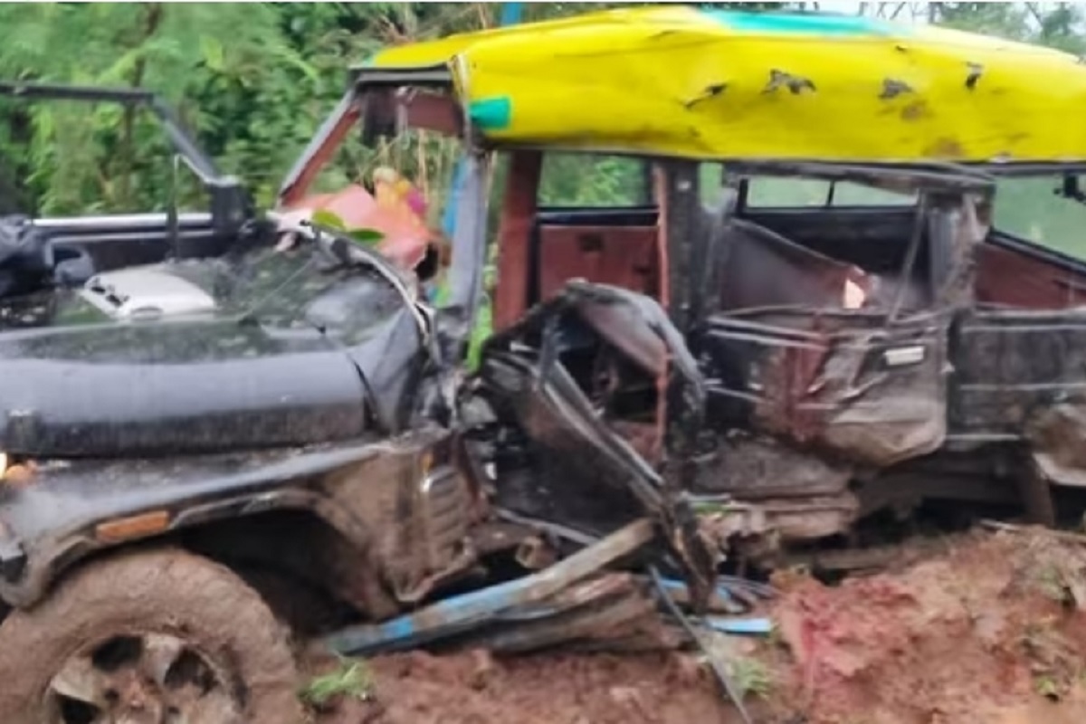 चौराहे पर मची चीख-पुकार, टैक्सी सवार 6 की दर्दनाक मौत, कंटेनर ने मारी जोरदार टक्कर, सामने आया Video..