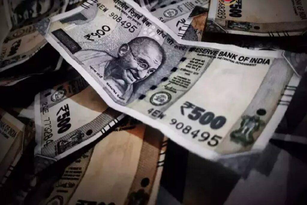 Thieves left 500 Rupee Note at Doorstep