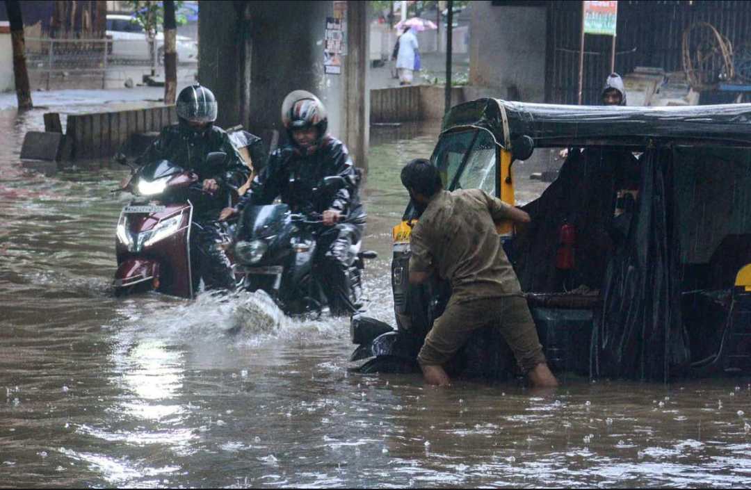 UP Weather Update : प्रदेश में भारी बारिश का कहर…! बाढ़ की चपेट में आए 12 जिले, हजारों लोगों का जनजीवन हुआ अस्त-व्यस्त