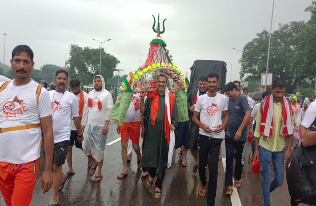 UCC मामले पर जनता को जागरूक करने के लिए केंद्रीय मंत्री की कांवड़ यात्रा लाएगी रंग? हरिद्वार से गंगाजल लाकर किया भगवान शिव का जलाभिषेक