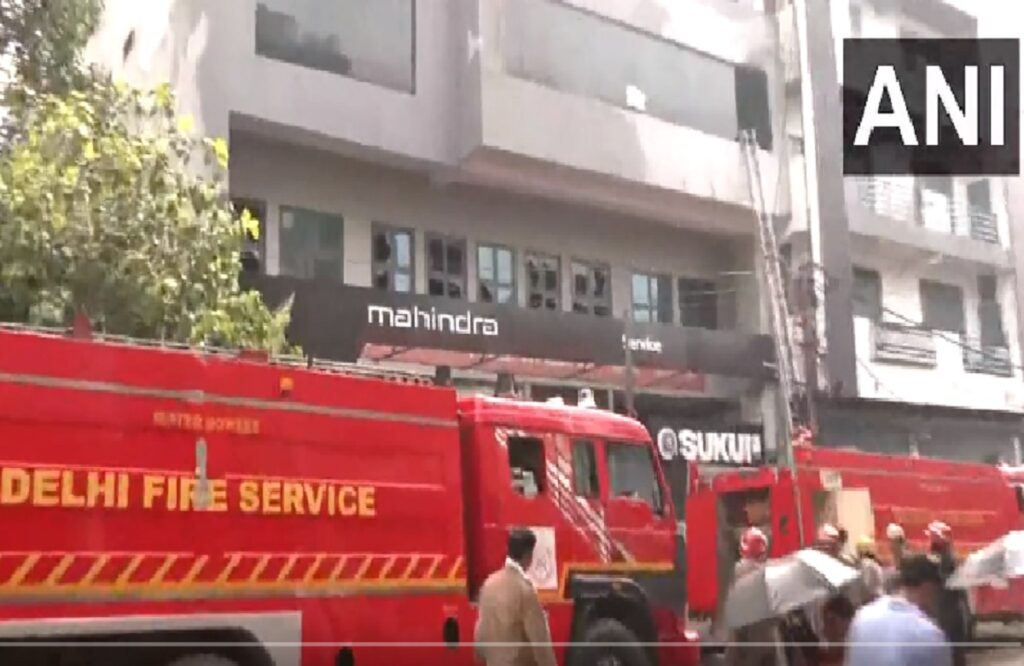 Fierce fire in Mahindra service center