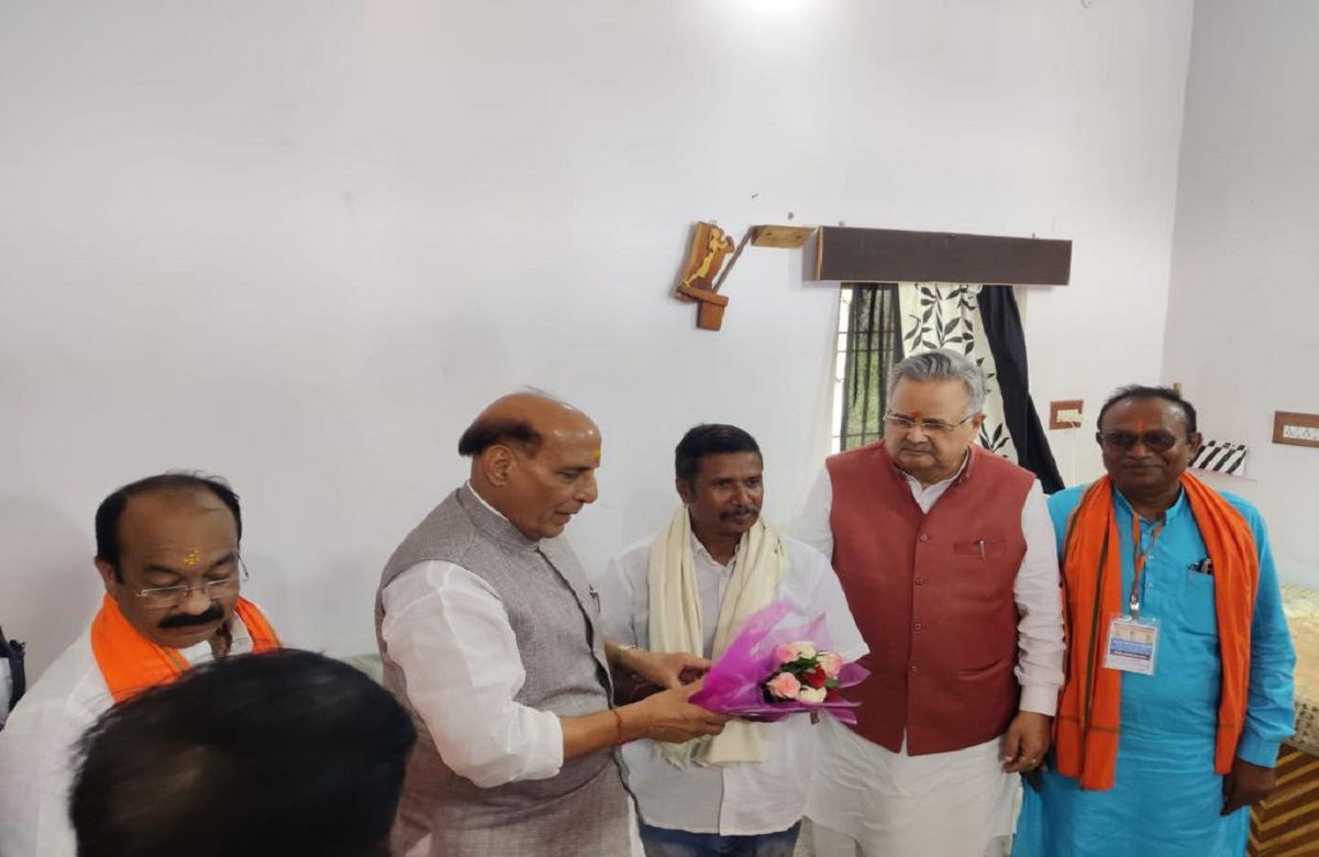 पद्मश्री अजय मंडावी से मिले रक्षा मंत्री, बदले में मिली काष्टकला से बनी महामृत्युंजय मंत्र, राजनाथ सिंह ने की रमन सिंह की तारीफ