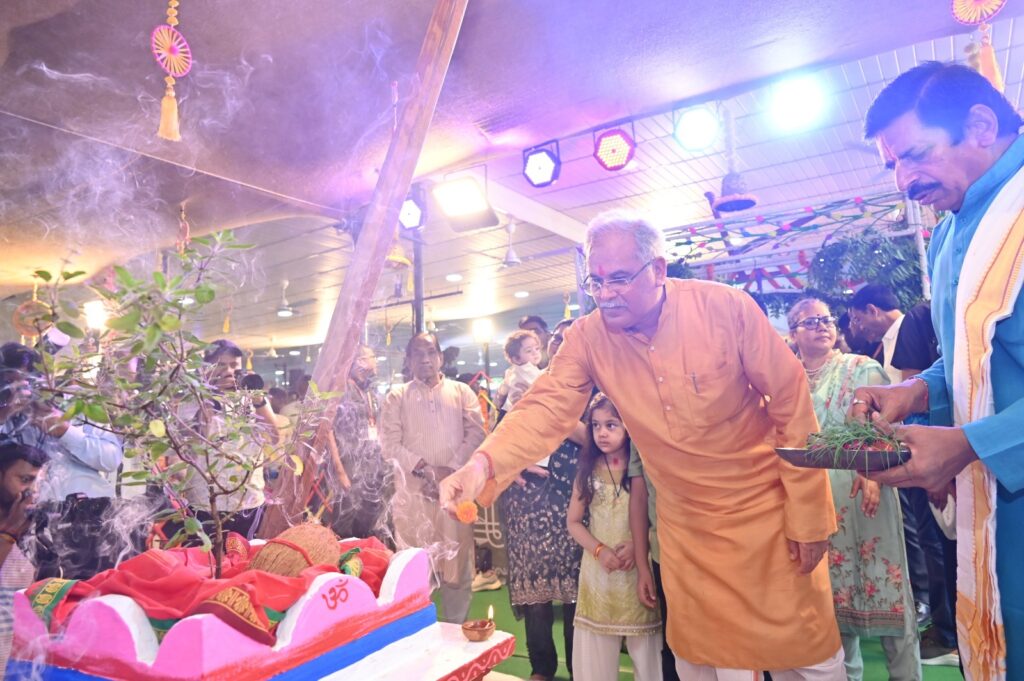 मुख्यमंत्री बघेल ने धर्मपत्नी श्रीमती मुक्तेश्वरी बघेल एवं परिजनों के साथ विधिवत रूप से ग्राम देवी-देवताओं, तुलसी माता, नांगर, कृषि उपकरणों, गेड़ी और गौमाता की पूजा कर अच्छी फसल, किसानों और प्रदेशवासियों की सुख समृद्धि और खुशहाली की कामना की।