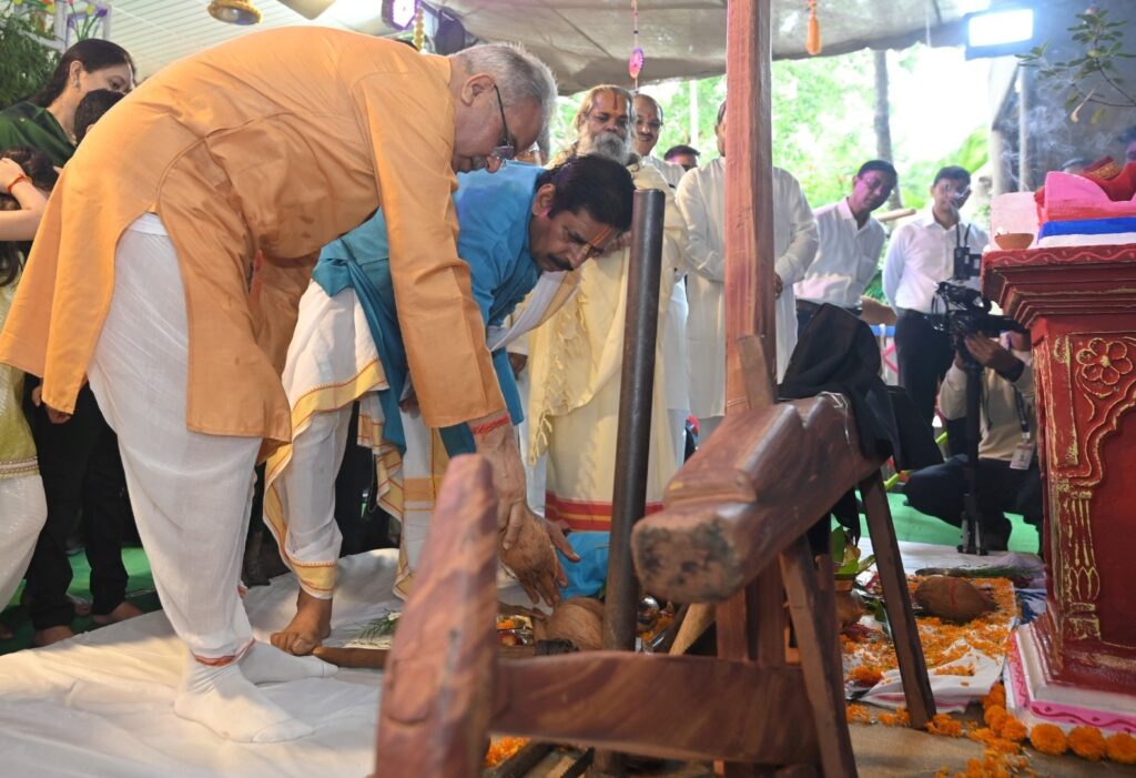 मुख्यमंत्री ने इस दौरान कहा कि अच्छी पहल है। तकनीकी के इस दौर में आज के युवा भी पुरानी कृषि औजारों और उपकरणों को जान पाएंगे। उन्हें पता चलेगा कि यह केवल खेती से जुड़ा नहीं है बल्कि इसका संबंध हमारी संस्कृति और परंपरा से जुड़ी है।