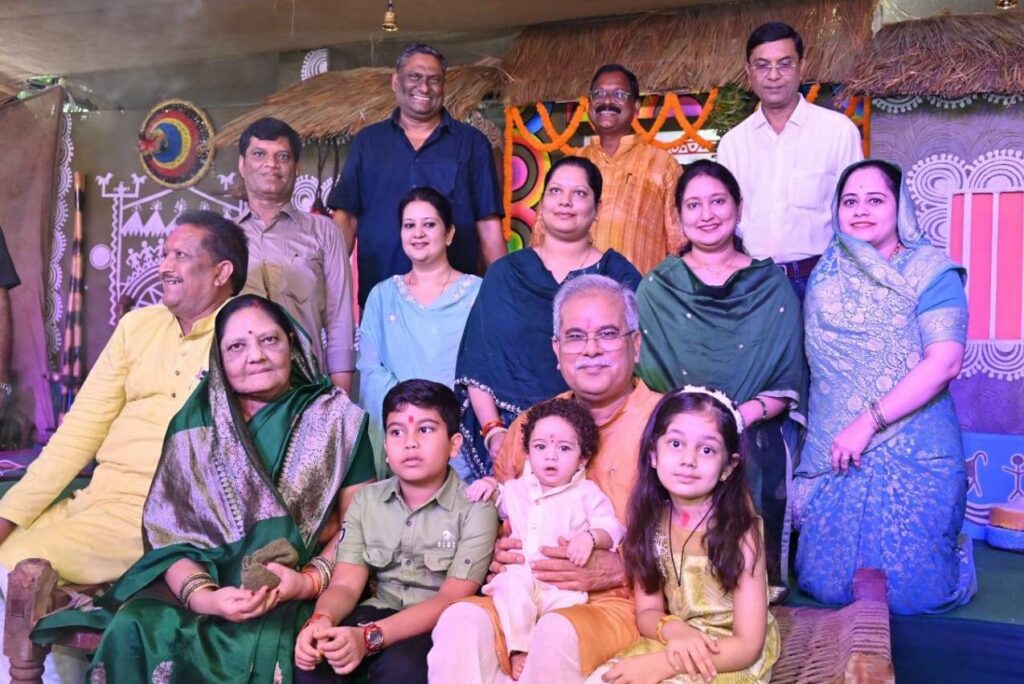 मुख्यमंत्री भूपेश बघेल ने अपने निवास कार्यालय में आज परंपरागत रूप से छत्तीसगढ़ का पहला त्यौहार हरेली परिवार व आमजनों संग धूमधाम से मनाया।