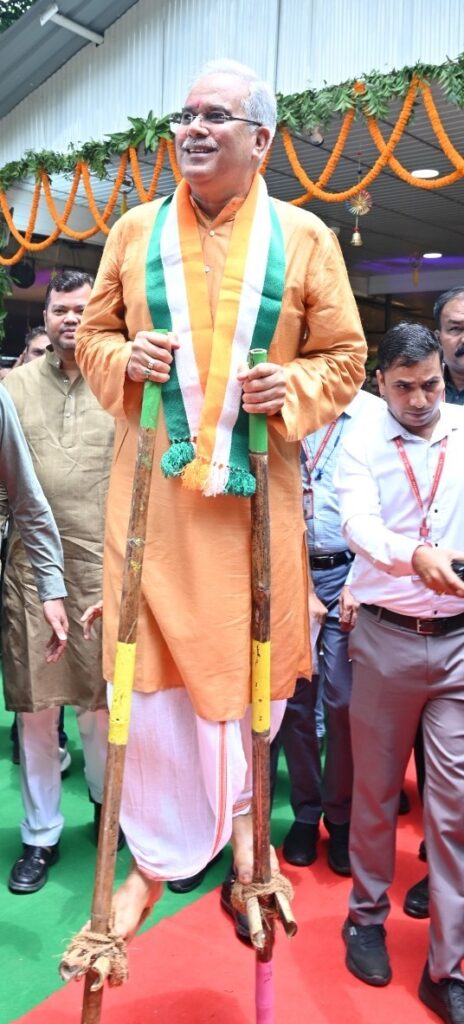 छत्तीसगढ़ में हरेली तिहार पर गेड़ी चढ़ने की पुरानी परंपरा है। मुख्यमंत्री भूपेश बघेल ने आज गेड़ी चढ़कर सरपट चले और बरसों पुरानी यह परंपरा निभाई। मुख्यमंत्री उसी तरह से उत्साह और ऊर्जा से भरपूर नजर आ रहे थे। जैसे कोई किशोर हरेली के मौके पर गेड़ी चढ़कर अपनी खुशी जाहिर करता है।