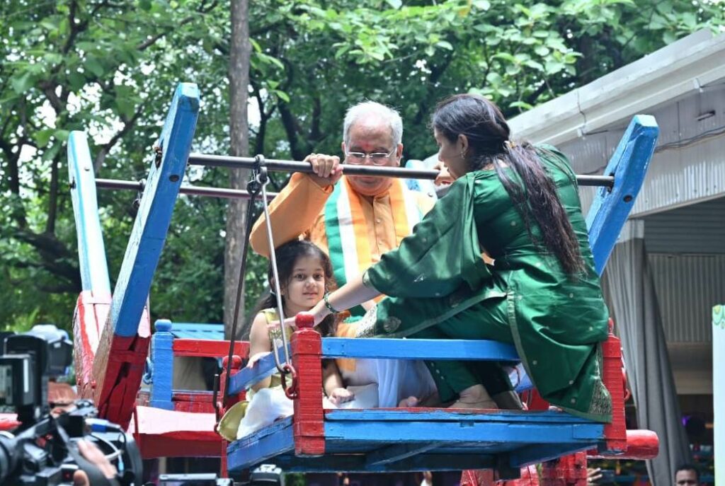 मुख्यमंत्री आवास आज हरेली ग्राउंड मेला जैसा लग रहा था। लोक संस्कृति की अनूठी झलक दिख रही थी। मुख्यमंत्री ने अपनी बेटी और नातिन के साथ रहचुली झूले का आनंद लिया। इस दौरान उपस्थित जनप्रतिनिधियों ने भी रहचुली का आनंद लिया।