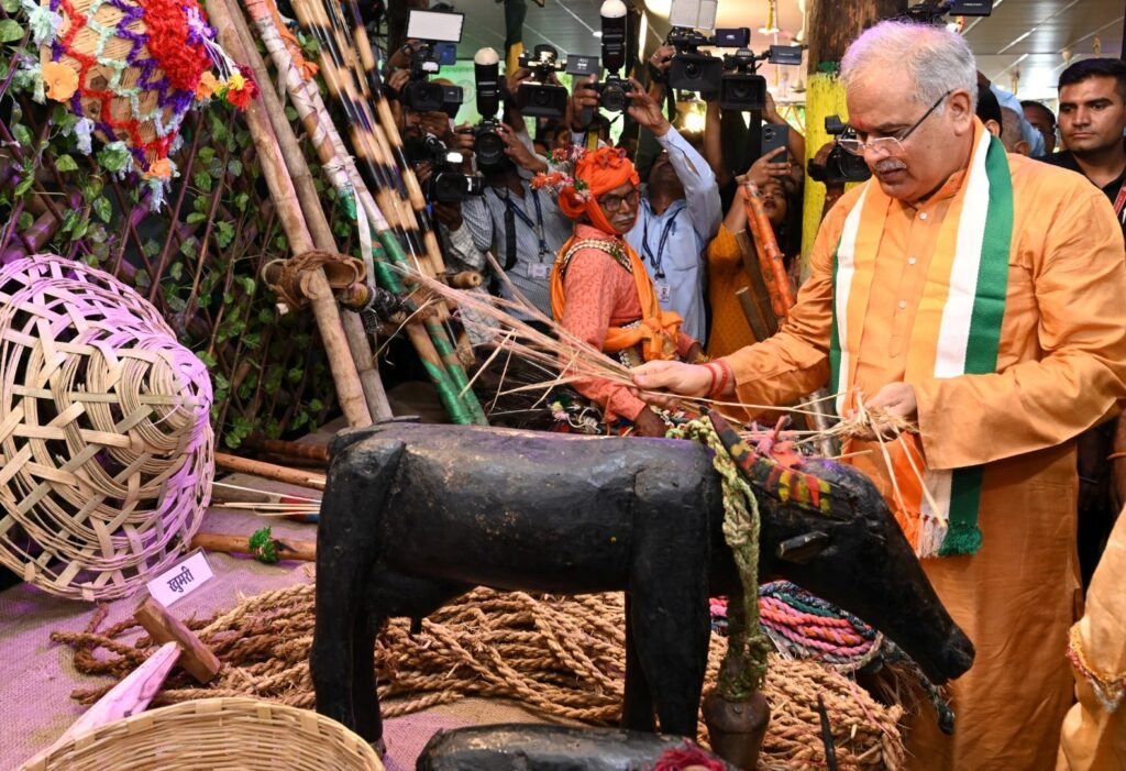 पशुधन विकास विभाग द्वारा विभिन्न डेयरी उत्पादों तथा पशु आहार पर आधारित प्रदर्शनी लगाई गई। परंपरागत कृषि उपकरणों का स्टॉल लोगों को खूब भाया और लोग खेती-किसानी के पुराने दिनों को याद करने लगे। इस अवसर पर लोक कलाकारों द्वारा राउत नाचा और गेड़ी चढ़कर नृत्य की प्रस्तति भी दी गई। राउत नाचा के कलाकारों के आग्रह पर मुख्यमंत्री ने छत्तीसगढ़ी पारंपरिक वेशभूषा पहनकर उनका उत्साह बढ़ाया।