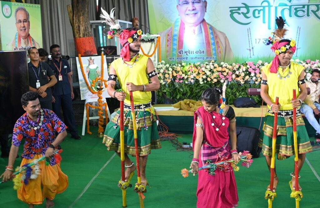 इस अवसर पर लोक कलाकारों द्वारा राउत नाचा और गेड़ी चढ़कर नृत्य की प्रस्तति भी दी गई। राउत नाचा के कलाकारों के आग्रह पर मुख्यमंत्री ने छत्तीसगढ़ी पारंपरिक वेशभूषा पहनकर उनका उत्साह बढ़ाया।