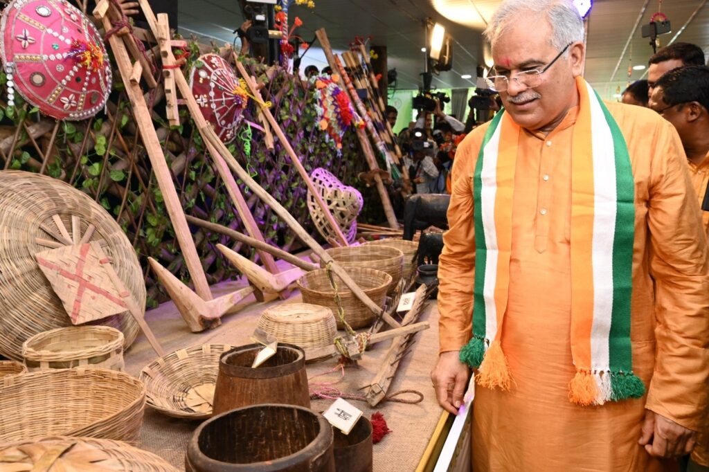 मुख्यमंत्री ने कृषि उपकरणों के स्टॉल को देखा जहां परंपरागत रूप से कृषि व घरेलू कार्यों में उपयोग होने वाले रापा, दतारी, कोपर, ढेकी, टंगिया, सूपा, जाता, झउहा, परासी और हंसिया आदि प्रदर्शन के लिए रखे गए थे।