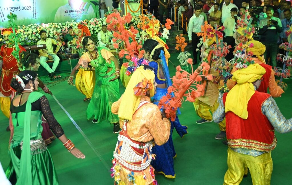 हरेली तिहार के लिए मुख्यमंत्री निवास को पूरी तरह ग्रामीण परिवेश से सजाया गया था। जहां चारो-ओर छत्तीसगढ़ी संस्कृति की छटा दिख रही थी। छत्तीसगढ़ी संगीत, लोकनृत्य, पारंपरिक गड़वा बाजा, राउत नाचा, गेड़ी नृत्य, रहचुली और विभिन्न छत्तीसगढ़ी पकवानों और व्यंजनों के आनंद के साथ मुख्यमंत्री निवास में मौजूद लोग उत्साह के साथ हरेली में शामिल हुए।