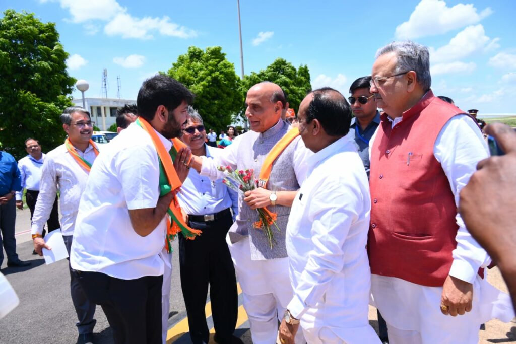 भारतीय जनता युवा मोर्चा के प्रदेश कार्यसमिति के सदस्य आकाश विग ने रक्षा मंत्री राजनाथ सिंह से भी मुलाकात कर उनका आशीर्वाद प्राप्त किया।