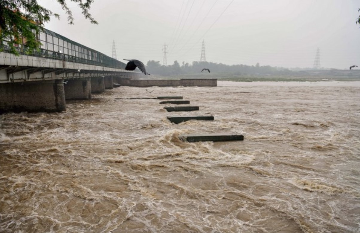Yamuna water level: यमुना ने दिल्ली में दिखाया रौद्र रूप, बाढ़ग्रस्त इलाकों में धारा 144 लागू, सीएम केजरीवाल ने बुलाई आपात बैठक