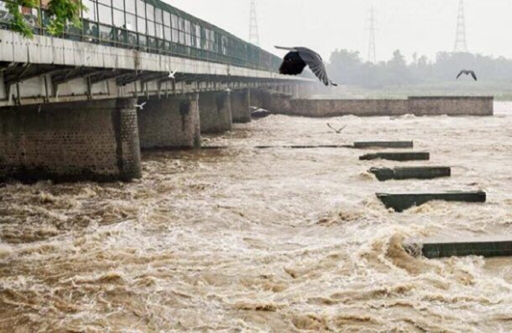 Delhi flood: people got relief due to falling water level of Yamuna