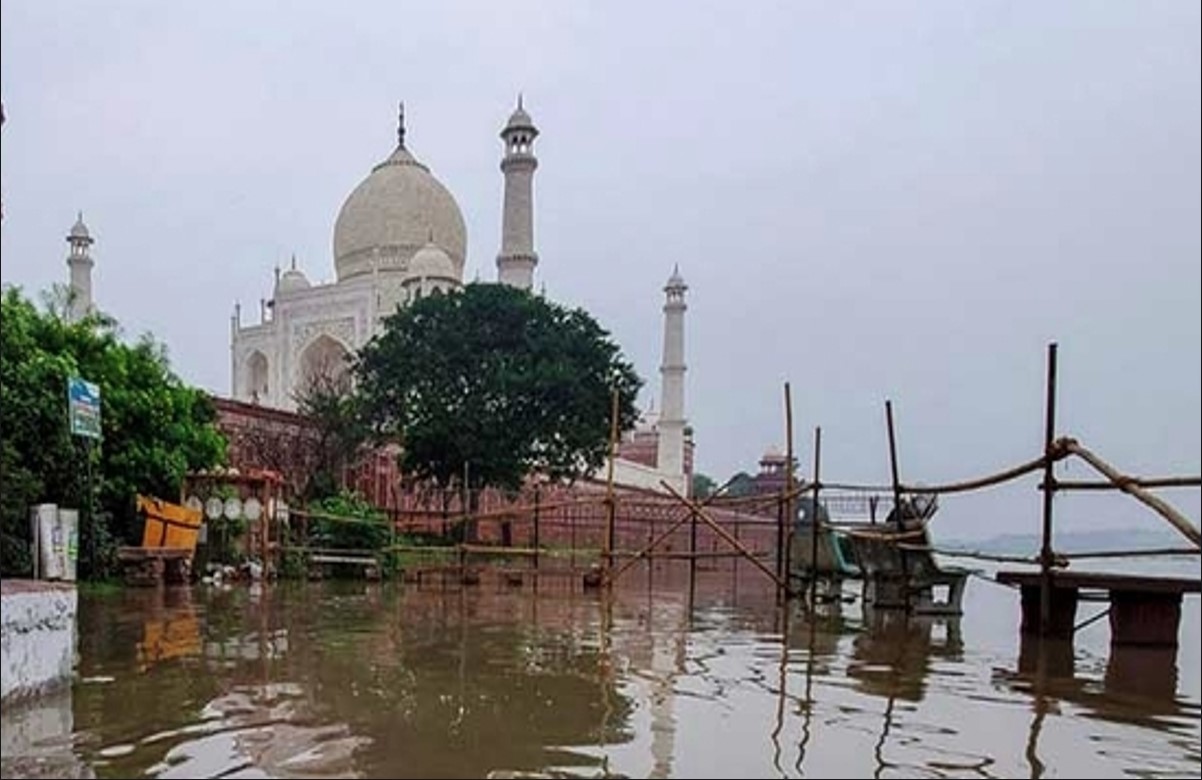 दिल्ली में तबाही करने के बाद ताज महल पहुंचा यमुना का पानी, टूटा 45 साल का रिकॉर्ड