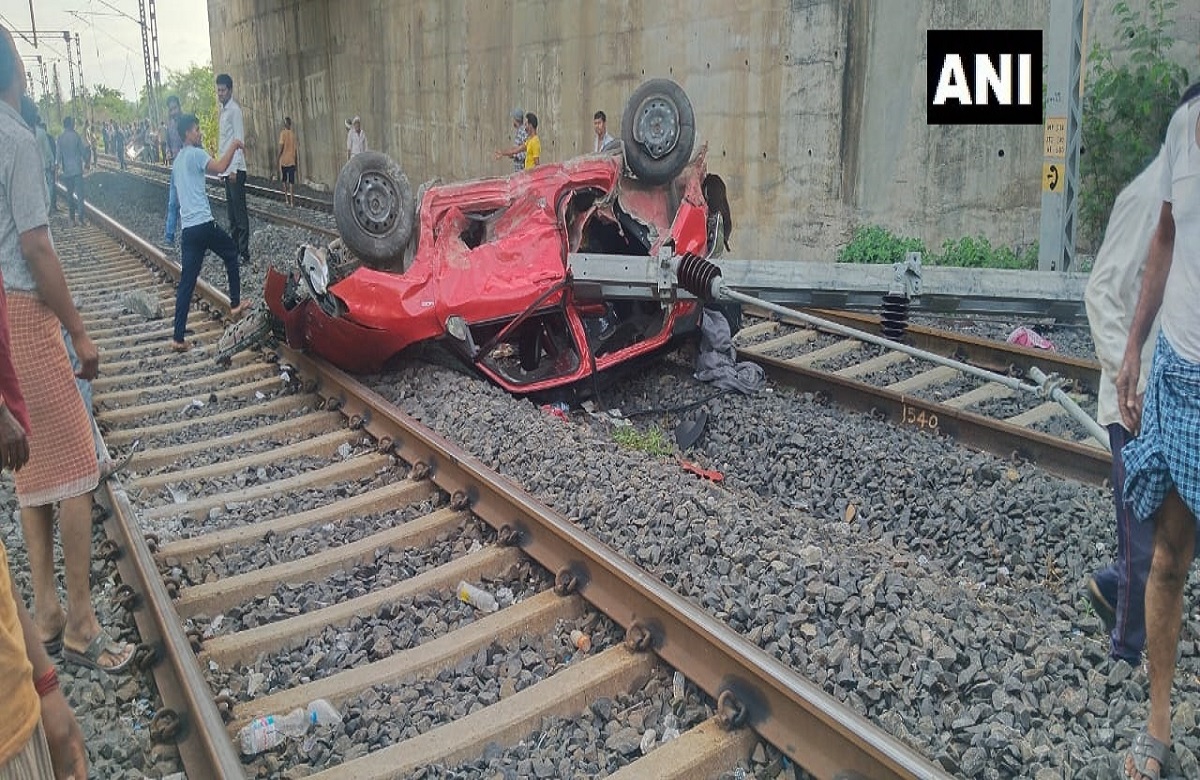 फ्लाईओवर से नीचे रेलवे ट्रैक पर गिरी तेज रफ्तार कार, मची चीखपुकार, कई लोग घायल