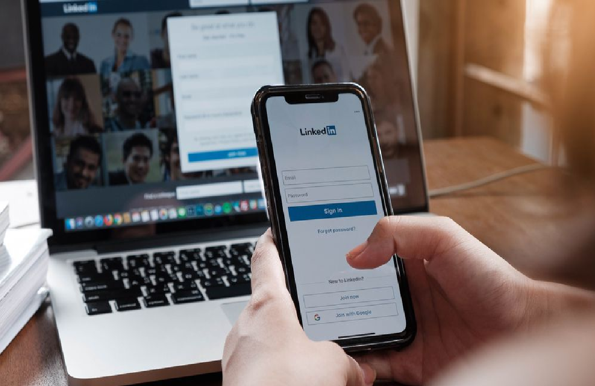 अब LinkedIn पर एक झटके में मिल जाएगी नौकरी..! AI का नया फीचर करेगा मदद