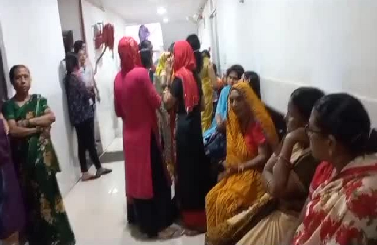 Ambikapur News: निजी अस्पताल में इलाज के दौरान 17 साल की युवती की मौत, परिजनों ने डॉक्टरों पर लगाया लापरवाही का आरोप