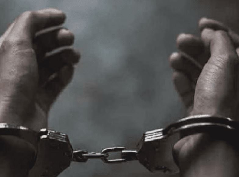 नकली पुलिस बनकर लोगों से ठगी करने वाला आरोपी युवक गिरफ्तार, इन ठिकानों पर दबिश देकर करता था वसूली